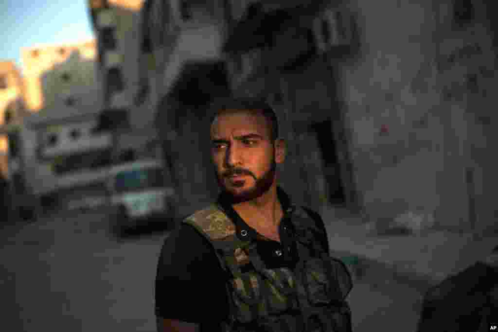 19일 알레포 아마리야 지구의 반군 병사.