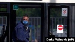 Nošenje maski obavezno je u gradskom prevozu i zatvorenim prostorima u Beogradu, a od petka će biti obavezno u celoj Srbiji