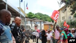 Des policiers face aux manifestants à Mayotte, le 20 février 2018 