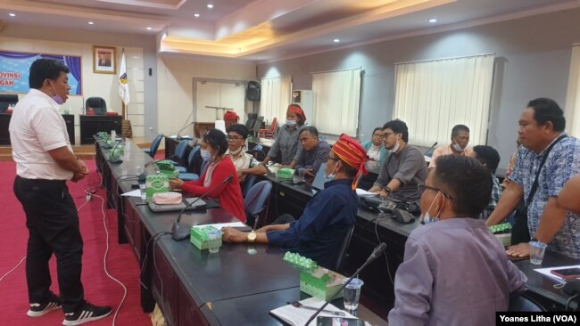 Suasana pertemuan mediasi yang diinisiasi oleh Pemerintah Provinsi Sulawesi Tengah di Kantor Gubernur Sulawesi Tengah di Palu untuk penyelesaian dampak bendungan PLTA Poso, Rabu (22/12/2021) (Foto : VOA/Yoanes Litha)