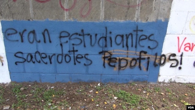 'Sacerdotes pedófilos' se lee en las paredes de la Catedral Metropolitana de Managua. Foto Donaldo Hernández - VOA.