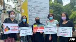Para penggugat dalam kasus yang menantang UU yang menghalangi perempuan Malaysia memberikan kewarganegaraan mereka kepada anak-anak yang lahir di luar negeri, berpose di luar Pengadilan Tinggi Kuala Lumpur, Malaysia, 27 April 2021. (Foto: Handout / Family Frontiers / AFP) 