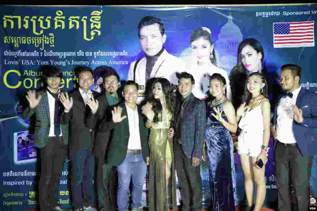 អាល់ប៊ុមចម្រៀងថ្មីរបស់លោក យឹង យន ដែលក្នុងនោះមានបទចម្រៀងចំនួន១១បទដែលសុទ្ធតែនិយាយអំពីទេសភាពនៅក្នុងសហរដ្ឋអាមេរិកត្រូវបានចែកជូនឥតគិតថ្លៃក្នុងខេត្តកំពង់ធំដើម្បកសាងទំនាក់ទំនងល្អរវាងប្រជាជនកម្ពុជា និងប្រជាជនអាមេរិក តាមរយៈតន្រ្តី និងកម្មវិធីវប្បធម៌ នាថ្ងៃទី១៧ ខែមីនា ឆ្នាំ២០១៧។ (ទុំ ម្លិះ/VOA)