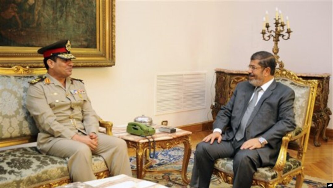 Menteri Pertahanan Mesir Jenderal Abdel-Fattah el-Sissi (kiri) saat bertemu Presiden Mesir ketika itu, Mohammed Morsi di Kairo (foto: dok).