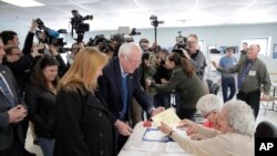 El aspirante a la nominación presidencial demócrata, Bernie Sanders, independiente por Vermont, llega a votar en las primarias de su estado en Burlington. Marzo 3 de 2020.