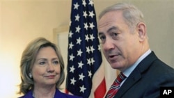 US Secretary of State Hillary Clinton (L) listens as Israeli PM Benjamin Netanyahu speaks to reporters during a meeting in New York, 11 Nov 2010