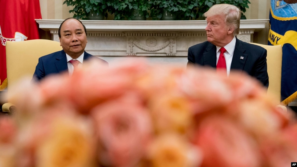 Thủ tướng Việt Nam Nguyễn Xuân Phúc hội kiến Tổng thống Donald Trump trong Phòng Bầu dục tại Nhà Trắng ở Washington, ngày 31 tháng 5, 2017.