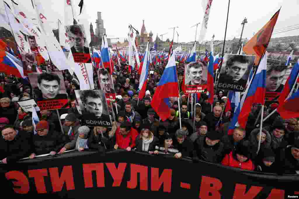 Người tuần hành đứng sau biểu ngữ tưởng nhớ ông&nbsp;Boris Nemtsov, người đã bị bắn chết tối thứ sáu 27/2 gần điện Kremlin, Nga.