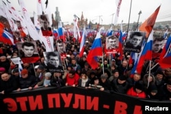 Hàng chục ngàn người xuống đường tuần hành tưởng nhớ ông Nemtsov tại Moscow, ngày 1/3/2015.