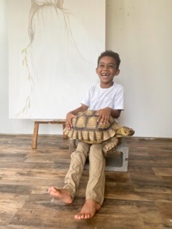 Sedmogodišnji Luka i kornjača Lola u studiju Zane Ranđelović Braun.