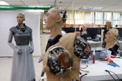 Robot humanoid Sophia yang dikembangkan oleh Hanson Robotics difoto di lab perusahaan di Hong Kong, China 12 Januari 2021. (Foto: REUTERS/Tyrone Siu)