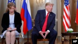 Thông dịch viên Marina Gross (trái) ghi chú trong khi Tổng thống Mỹ Donald Trump nói chuyện với Tổng thống Nga Vladimir Putin vào đầu cuộc họp riêng tư giữa hai người tại Dinh Tổng thống ở Helsinki, Phần Lan, ngày 16 tháng 7, 2018.