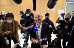 Pengacara Charlie Hebdo Richard Malka (tengah) memberikan keterangan kepada pers di gedung pengadilan Paris, 16 Desember 2020, usai sidang 14 orang yang dicurigai sebagai kaki tangan dalam pembunuhan jihadis Charlie Hebdo dan Hyper Cacher.