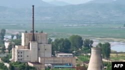 지난 2008년 6월 냉각탑(오른쪽) 폭파를 앞두고 촬영한 북한 영변 핵시설.