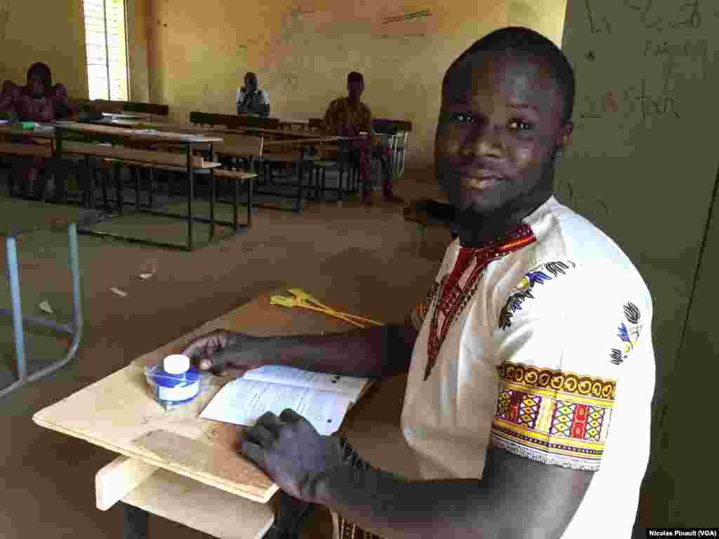 L&#39;assesseur du bureau de vote de Yantala Haut CEG 6 de Niamey, 21 février 2016 (VOA/Nicolas Pinault)