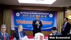 聯合國非政府組織執行委員會主席布魯斯·納茲在台灣舉行的“2017自由民主論壇”歡迎晚宴中致詞(世界自由民主聯盟臉書官網)