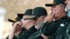 El general Qassem Soleimani (centro) durante ceremonia de graduación de un grupo de oficiales de la guardia en Teherán, Irán, el 30 de junio de 2018.