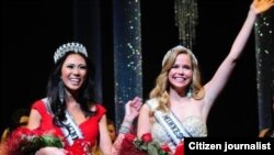 ນິດຕະຍາ ປານມາໄລທອງ ຕອນໄດ້ມົງກຸດ ນາງງາມ Miss Minnesota USA 2012 ຖ່າຍຮູບກັບ ນາງງາມລັດມິນນີໂຊຕາ ໄວລຸ່ນ ຫລື Miss Teen Minnesota 2012.