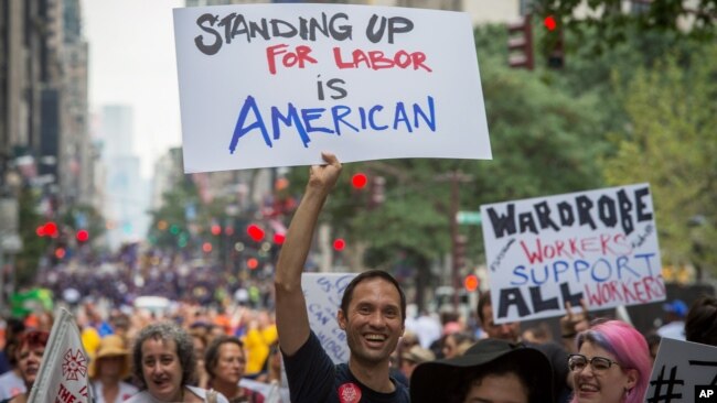 服装工会成员参加纽约市的年度劳工节游行。（资料照）