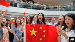 亲北京的支持者手举中国国旗在香港金融中心商场唱中国国歌。（2019年9月12日）