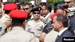 Pimpinan militer Mesir, Jenderal Abdel Fattah al-Sisi (tengah) menyerukan transisi pemerintah yang cepat di Mesir (foto: dok). 