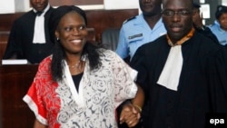 L’ancienne première dame de la Côte-d'Ivoire, Simone Gbagbo, à gauche, est accompagnée de son avocat, au premier jour de son procès à la Cour Abidjan Justice, Côte-d'Ivoire, 31 mai 2016. epa / LEGNAN KOULA