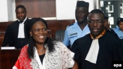 L’ancienne première dame de la Côte-d'Ivoire, Simone Gbagbo, à gauche, est accompagnée de son avocat, au premier jour de son procès à la Cour Abidjan Justice, Côte-d'Ivoire, 31 mai 2016. epa / LEGNAN KOULA