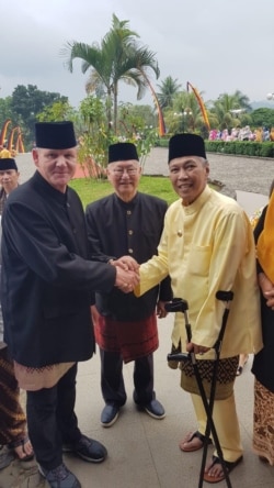 Gordon Ramsay bersalaman dengan bupati Tanah Datar, Drs. H. Irdinansyah Tarmizi (dok: William Wongso)