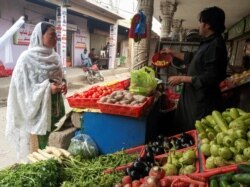 Rani Khan, perempuan transgender pengajar Alquran di madrasah (sekolah agama) transgender pertama di Pakistan, membeli sayuran di sebuah pasar di Islamabad, Pakistan 10 Maret 2021.