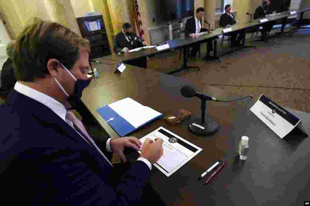 Republican Frank Bordeaux, a member of Mississippi&#39;s Electoral College, casts his vote at the state Capitol in Jackson.