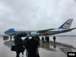 A group of reporters about to board Air Force One at Joint Base Andrews, Maryland on Apr. 6, 2017. (Photo: S. Herman / VOA)