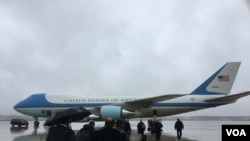 A group of reporters about to board Air Force One at Joint Base Andrews, Maryland on Apr. 6, 2017. (Photo: S. Herman / VOA)