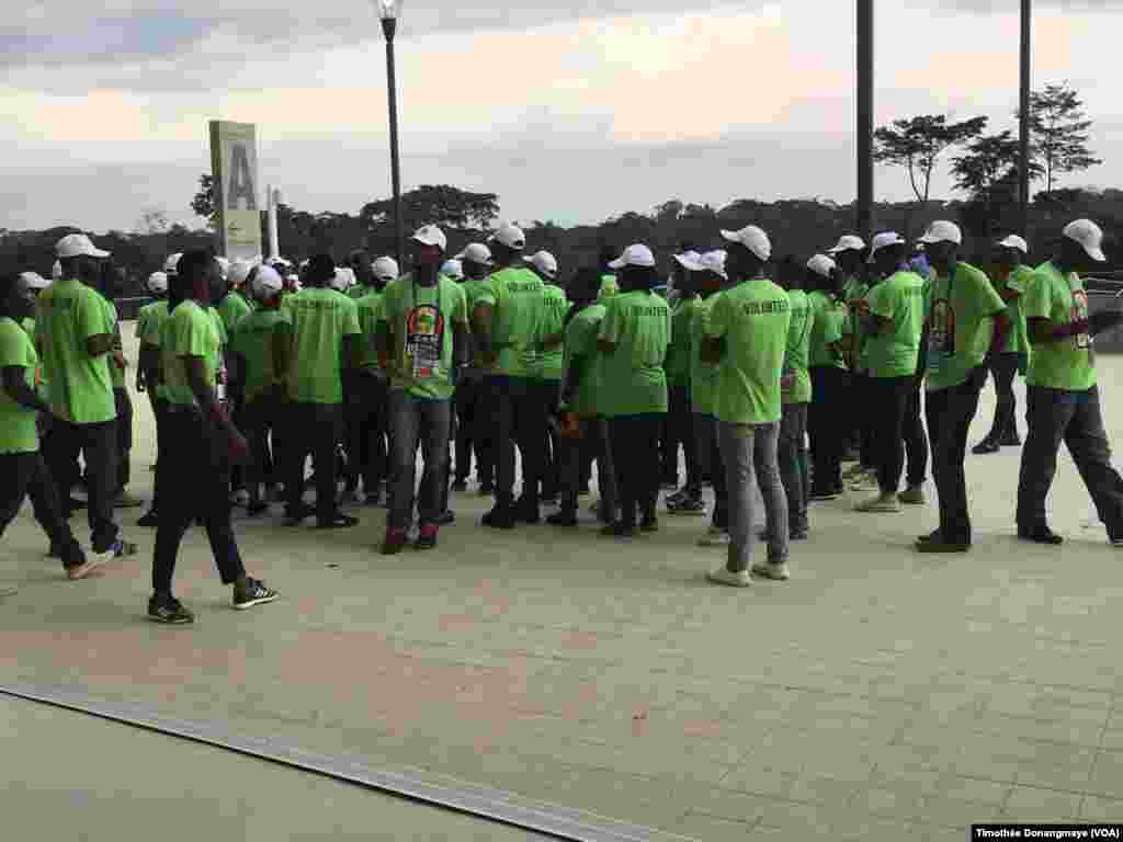 Des dernières instructions sont donnés au stade d'Oyem, au Gabon, le 25 janvier 2017. (VOA/Timothée Donangmaye)