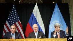 Ngoại trưởng Nga Sergey Lavrov (trái), Đặc phái viên Liên Hiệp Quốc về Syria Staffan de Mistura và Ngoại trưởng Hoa Kỳ (phải) phát biểu trong buổi họp báo sau cuộc họp tại Vienna, Áo, ngày 30/10/2015.