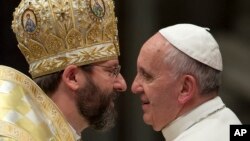 El papa Francisco se reune con el arzobispo ukraniano de la Iglesia católica griega, Sviatoslav Shevchuk, enla Basílica de San Pedro en Roma.