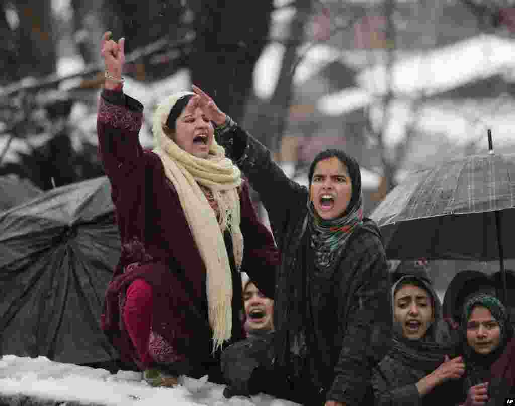 زنان کشمیری و سر دادن شعارهای آزادی خواهانه، پس از مراسم تشییع جنازۀ عمر فیاض، یکی از فرماندهان شورشی، در سرینگر 