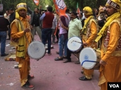 Bharatiya Janata Party workers beat drums and dance to celebrate, in New Delhi, India, March 11, 2017. The party's win in Uttar Pradesh is a huge boost for Indian Prime Minister Modi. (A. Pasricha/VOA)