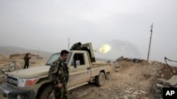 ISIL 반군을 향해 자동화기를 발사하는 이라크 쿠르드군 (자료사진)