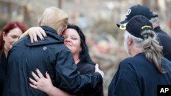 El rpesidente Donald Trump reconforta a la gente entre la devastación y los escombros en Beauregard, Ala., el viernes 8 de marzo de 2019, durante un recorrido por áreas donde los tornados mataron a 23 personas en el Condado de Lee, Ala.