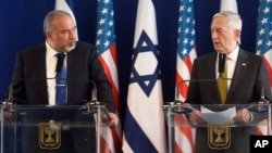U.S. Defense Secretary Jim Mattis (right) and Israeli Defense Minister Avigdor Lieberman attend a joint press conference at the Defense Ministry in Tel Aviv, Israel, April 21, 2017.