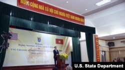 美国副国务卿布林肯在越南河内对400多名学生演讲（图片来源：美国国务院）