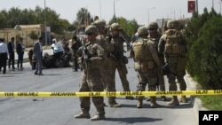 Американские солдаты и сотрудники службы безопасности Афганистана проводят расследование в Кабуле