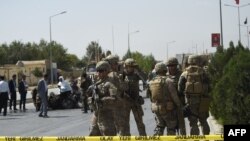 Tentara AS dan personel keamanan Afghanistan melakukan invetigasi di lokasi serangan di Kabul, Afghanistan, pada 24 September 2017. (Foto: AFP/Wakil Kohsar)