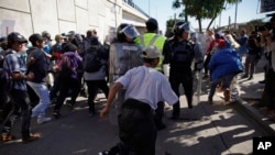 Migran karavan sant-ameriken yo ki franchi yon limit sekirite sou fwontyè a nan zòn Chaparral nan Tijuana, Meksik, 25 novanm 2018, tou pre San Ysidro, pwen dantre Ozetazini. 