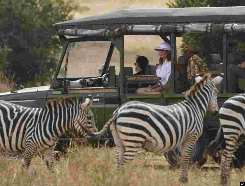 Меланія Трамп спостерігає за зебрами під час сафарі в Національному парку Найробі, Кенія, 5 жовтня 2018 року.