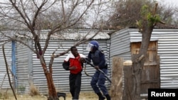 Một người bị cảnh sát bắt tại khu mỏ Marikana ở tây bắc Nam Phi, ngày 15/9/2012