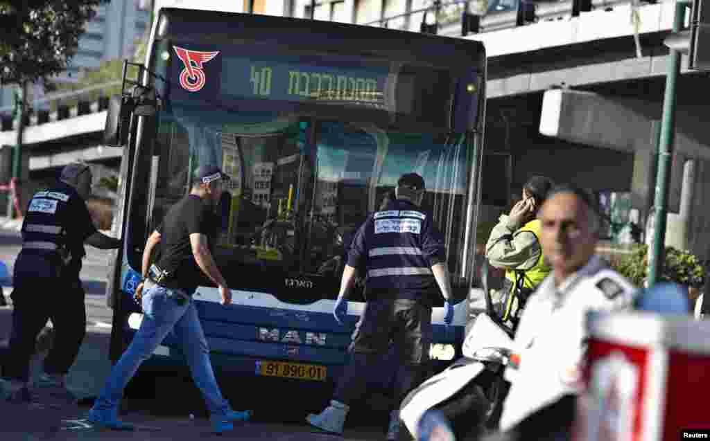 Israeli police crime scene investigators work at the scene of a stabbing in Tel Aviv, Jan. 21, 2015.