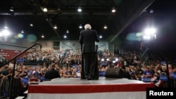 Kandidati demokrat Bernie Sanders flet para përkrahësve gjatë një tubimi në Huntington