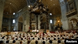 Paus Fransiskus memimpin misa Kamis Putih di Basilika Santo Petrus di Vatikan, 18 April 2019. (Foto: dok).