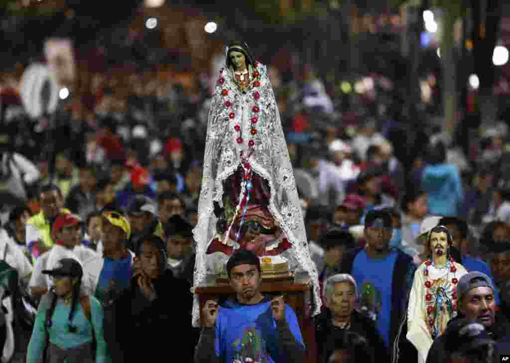 Cada año, millones de mexicanos llegan a la capital del país para este acto que es uno de las concentraciones religiosas más numerosas del mundo.